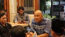 Kapolres Kendal AKBP Hendry Susanto Sianipar berdialog santai bersama perwakilan Badan Eksekutif Mahasiswa (BEM) dan organisasi kepemudaan (OKP) se-Kabupaten Kendal dalam kegiatan ngopi bareng, membahas penguatan komunikasi, keamanan, serta isu-isu lokal demi menjaga kondusivitas daerah. (Istimewa/Wawasannews.com}