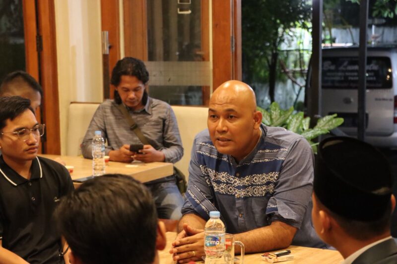 Kapolres Kendal AKBP Hendry Susanto Sianipar berdialog santai bersama perwakilan Badan Eksekutif Mahasiswa (BEM) dan organisasi kepemudaan (OKP) se-Kabupaten Kendal dalam kegiatan ngopi bareng, membahas penguatan komunikasi, keamanan, serta isu-isu lokal demi menjaga kondusivitas daerah. (Istimewa/Wawasannews.com}