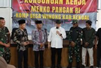 Menteri Koordinator Bidang Pangan RI Zulkifli Hasan memberikan arahan saat kunjungan kerja di Koperasi Desa/Kelurahan Merah Putih (KDKMP) Desa Winong, Kecamatan Ngampel, Kabupaten Kendal, Jumat (20/2/2026). (Istimewa/Wawasannews)