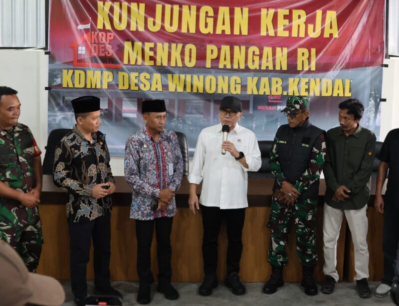 Menteri Koordinator Bidang Pangan RI Zulkifli Hasan memberikan arahan saat kunjungan kerja di Koperasi Desa/Kelurahan Merah Putih (KDKMP) Desa Winong, Kecamatan Ngampel, Kabupaten Kendal, Jumat (20/2/2026). (Istimewa/Wawasannews)