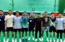 Tim ganda putra Indonesia bersama pasangan Inggris berfoto usai menjalani sesi latihan bersama di National Badminton Centre, Milton Keynes, Inggris, sebagai bagian dari program aklimatisasi jelang turnamen All England 2026. (Istimewa/Wawasannews)