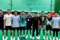 Tim ganda putra Indonesia bersama pasangan Inggris berfoto usai menjalani sesi latihan bersama di National Badminton Centre, Milton Keynes, Inggris, sebagai bagian dari program aklimatisasi jelang turnamen All England 2026. (Istimewa/Wawasannews)