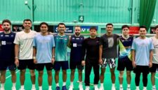 Tim ganda putra Indonesia bersama pasangan Inggris berfoto usai menjalani sesi latihan bersama di National Badminton Centre, Milton Keynes, Inggris, sebagai bagian dari program aklimatisasi jelang turnamen All England 2026. (Istimewa/Wawasannews)