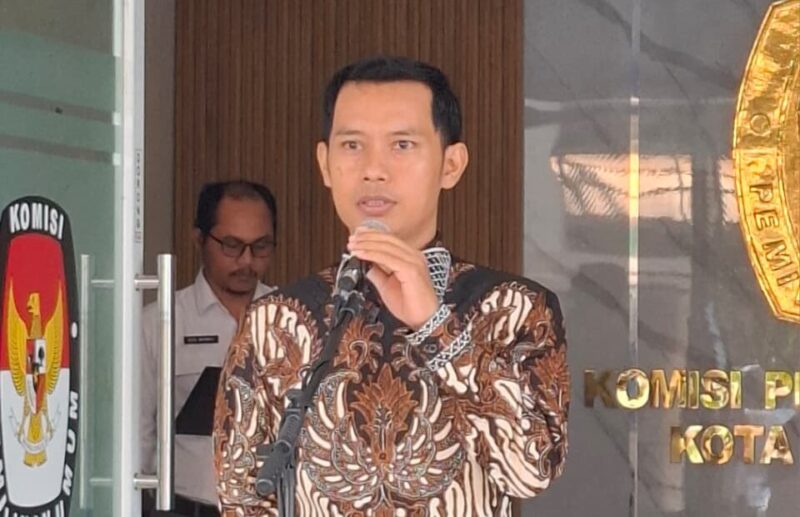 Anggota KPU Kota Semarang, Agus Supriyono, menyampaikan arahan saat apel pagi internal di lingkungan KPU Kota Semarang, Senin (2/2/2026). Foto: stimewa/Wawasannews