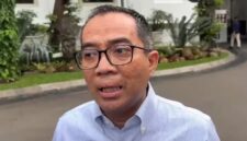 Menteri Pendidikan Tinggi, Sains, dan Teknologi (Mendiktisaintek) Brian Yuliarto memberikan keterangan kepada awak media di kawasan Istana Kepresidenan Jakarta. (Istimewa/Wawasannews)