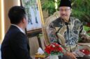 Menteri Sosial Saifullah Yusuf (Gus Ipul) berbincang dengan salah satu narasumber dalam sebuah sesi wawancara di Jakarta. (Istimewa/Wawasannews)