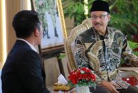Menteri Sosial Saifullah Yusuf (Gus Ipul) berbincang dengan salah satu narasumber dalam sebuah sesi wawancara di Jakarta. (Istimewa/Wawasannews)