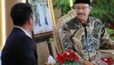 Menteri Sosial Saifullah Yusuf (Gus Ipul) berbincang dengan salah satu narasumber dalam sebuah sesi wawancara di Jakarta. (Istimewa/Wawasannews)
