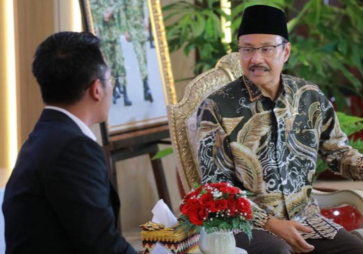 Menteri Sosial Saifullah Yusuf (Gus Ipul) berbincang dengan salah satu narasumber dalam sebuah sesi wawancara di Jakarta. (Istimewa/Wawasannews)