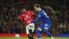 Amad Diallo berduel dengan James Garner di laga Manchester United vs Everton. (Foto: Everton Official)