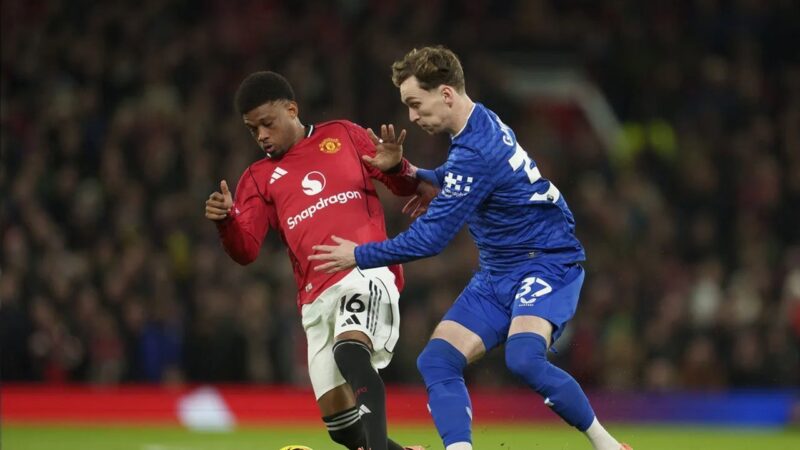 Amad Diallo berduel dengan James Garner di laga Manchester United vs Everton. (Foto: Everton Official)