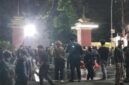 Ratusan massa menggelar aksi demonstrasi di depan Mapolda DIY, Sleman, Selasa (24/2/2026) malam. (Istimewa/Wawasannews)