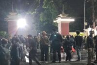 Ratusan massa menggelar aksi demonstrasi di depan Mapolda DIY, Sleman, Selasa (24/2/2026) malam. (Istimewa/Wawasannews)