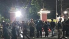 Ratusan massa menggelar aksi demonstrasi di depan Mapolda DIY, Sleman, Selasa (24/2/2026) malam. (Istimewa/Wawasannews)