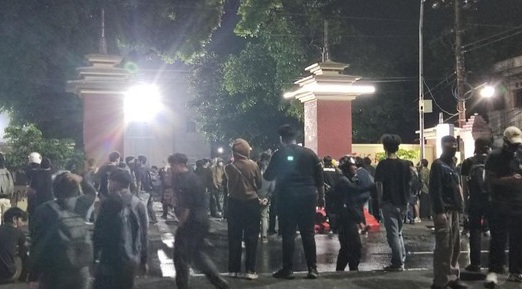 Demo di Mapolda DIY Malam Hari, Massa Blokade Jalan dan Robohkan Pagar