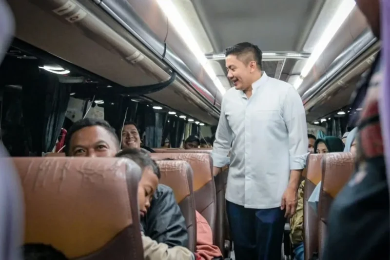 Sekretaris Kabinet Teddy Indra Wijaya meninjau langsung puncak arus balik Lebaran 2026 di Terminal Terpadu Pulo Gebang, Cakung, Jakarta Timur, Rabu (25/3/2026) dini hari. (Istimewa/Wawasannews)