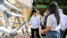 Wakil Menteri Pendidikan Dasar dan Menengah (Wamendikdasmen) Atip Latipulhayat menegaskan pentingnya penguatan karakter peserta didik melalui internalisasi Ikrar Pelajar Indonesia kepada para murid di SMA Negeri 28 Jakarta pada Senin (30/3/2026). (Istimewa/Wawasannews)