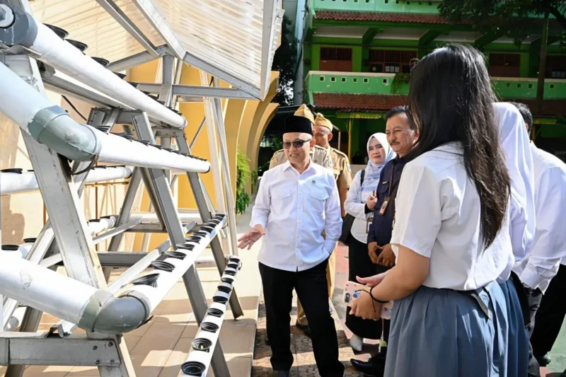 Wakil Menteri Pendidikan Dasar dan Menengah (Wamendikdasmen) Atip Latipulhayat menegaskan pentingnya penguatan karakter peserta didik melalui internalisasi Ikrar Pelajar Indonesia kepada para murid di SMA Negeri 28 Jakarta pada Senin (30/3/2026). (Istimewa/Wawasannews)