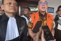 Direktur Gas PT Pertamina (Persero) periode 2012-2014 Hari Karyuliarto (tengah) bersama tim advokatnya saat ditemui usai sidang di Pengadilan Tipikor pada PN Jakpus, Senin (30/3/2026). (Istimewa/Wawasannews)