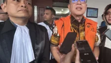 Direktur Gas PT Pertamina (Persero) periode 2012-2014 Hari Karyuliarto (tengah) bersama tim advokatnya saat ditemui usai sidang di Pengadilan Tipikor pada PN Jakpus, Senin (30/3/2026). (Istimewa/Wawasannews)