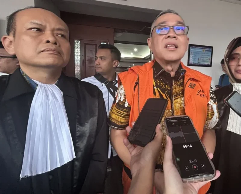 Direktur Gas PT Pertamina (Persero) periode 2012-2014 Hari Karyuliarto (tengah) bersama tim advokatnya saat ditemui usai sidang di Pengadilan Tipikor pada PN Jakpus, Senin (30/3/2026). (Istimewa/Wawasannews)