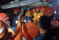 Personel Basarnas saat melakukan evakuasi korban timbunan longsor sampah di Tempat Pengolahan Sampah Terpadu (TPST) Bantargebang Desa Ciketing Udik, Kecamatan Bantargebang, Kota Bekasi, Jawa Barat, Minggu (8/3/2026). (Istimewa/Wawasannews)