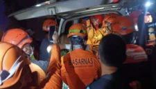 Personel Basarnas saat melakukan evakuasi korban timbunan longsor sampah di Tempat Pengolahan Sampah Terpadu (TPST) Bantargebang Desa Ciketing Udik, Kecamatan Bantargebang, Kota Bekasi, Jawa Barat, Minggu (8/3/2026). (Istimewa/Wawasannews)