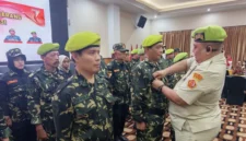 Ketua PD PPM-LVRI Jawa Tengah melantik dan menyematkan tanda jabatan kepada pengurus Pimpinan Cabang Pemuda Panca Marga (PPM-LVRI) Kota Semarang masa bakti 2026–2031 dalam prosesi pelantikan di Semarang, Jumat. Pelantikan tersebut menandai dimulainya kepengurusan baru yang dipimpin oleh Hastono Wirawan. )Istimewa/Wawasannews)