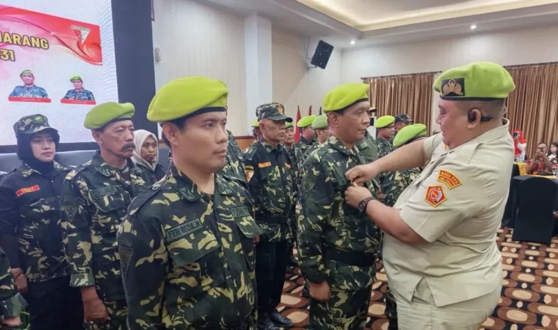 Ketua PD PPM-LVRI Jawa Tengah melantik dan menyematkan tanda jabatan kepada pengurus Pimpinan Cabang Pemuda Panca Marga (PPM-LVRI) Kota Semarang masa bakti 2026–2031 dalam prosesi pelantikan di Semarang, Jumat. Pelantikan tersebut menandai dimulainya kepengurusan baru yang dipimpin oleh Hastono Wirawan. )Istimewa/Wawasannews)