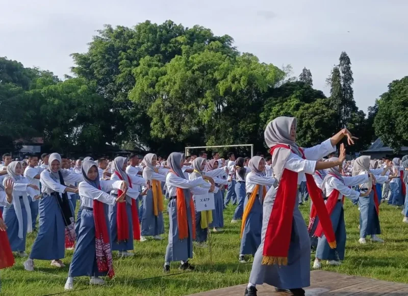 Para siswa SMK Negeri 1 Temanggung menari kolosal Wulang Sunu di Lapangan Maron Temanggung, Selasa (31/3/2026). (Istimewa/Wawasannews)