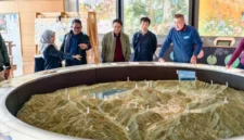 Menteri Kehutanan (Menhut) Raja Juli Antoni (tengah) saat melakukan kunjungan di Fuji-Hakone-Izu National Park, Jepang, Minggu (29/3/2026). (Istimewa/Wawasannews)