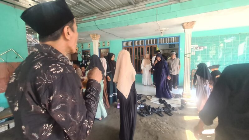 Warga RT 03 RW 01 Kelurahan Sukodono, Kecamatan Kendal, Kabupaten Kendal saling bersilaturahmi dari rumah ke rumah dalam suasana Hari Raya Idulfitri 1447 H, mencerminkan kebersamaan dan tradisi halal bihalal yang tetap terjaga. Foto : Wawasannews.com