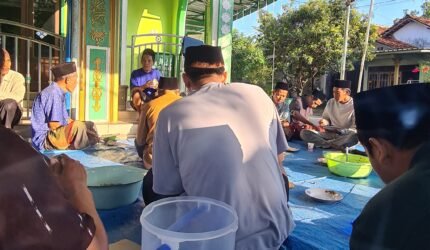 Sejumlah warga RT 03 RW 01 Kelurahan Sukodono mengikuti tasyakuran Bakdo Kupat di Mushola Nurul Huda dengan doa bersama dan hidangan ketupat, sebagai wujud syukur sekaligus mempererat silaturahmi di bulan Syawal, Sabtu (28/03/2026). Foto : Wawasannews.com