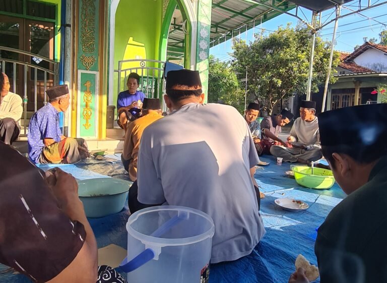 Sejumlah warga RT 03 RW 01 Kelurahan Sukodono mengikuti tasyakuran Bakdo Kupat di Mushola Nurul Huda dengan doa bersama dan hidangan ketupat, sebagai wujud syukur sekaligus mempererat silaturahmi di bulan Syawal, Sabtu (28/03/2026). Foto : Wawasannews.com