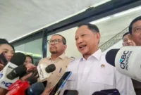 Menteri Dalam Negeri (Mendagri) Muhammad Tito Karnavian (tengah) menjawab pertanyaan wartawan usai konferensi pers di Jakarta, Rabu (25/3/2026). (Istimewa/Wawasannews)