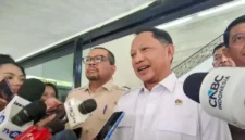 Menteri Dalam Negeri (Mendagri) Muhammad Tito Karnavian (tengah) menjawab pertanyaan wartawan usai konferensi pers di Jakarta, Rabu (25/3/2026). (Istimewa/Wawasannews)