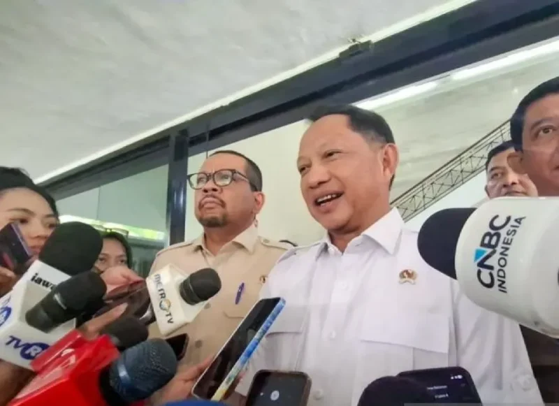 Menteri Dalam Negeri (Mendagri) Muhammad Tito Karnavian (tengah) menjawab pertanyaan wartawan usai konferensi pers di Jakarta, Rabu (25/3/2026). (Istimewa/Wawasannews)