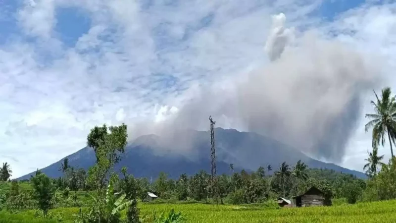 Arsip-Gunung Marapi di Kabupaten Agam, Sumatera Barat saat terjadinya erupsi. (Istimewa/Wawasannews)
