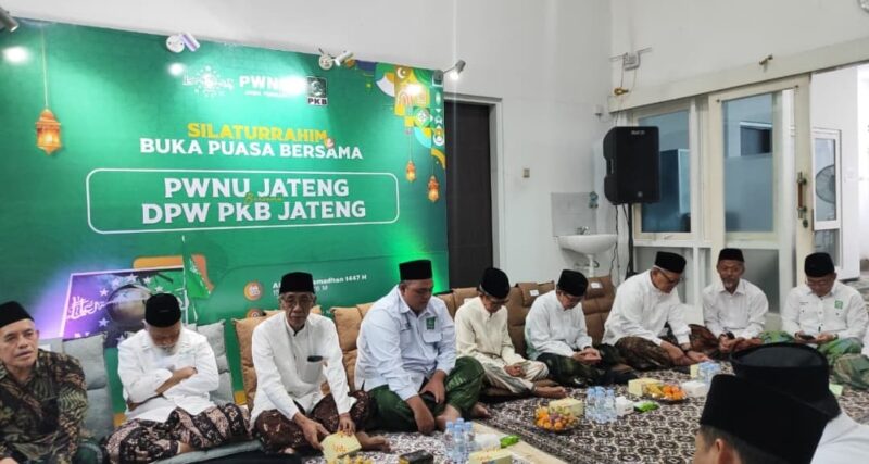 Silaturahim dan buka puasa bersama PWNU Jawa Tengah dan DPW PKB Jawa Tengah di kediaman Ketua PWNU Jateng, Tambakharjo Semarang, Ahad (15/3/2026). Foto: Istimewa/Wawasannews