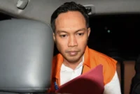 Bupati Cilacap Syamsul Auliya Rachman mengenakan rompi tahanan saat berada di dalam kendaraan usai menjalani pemeriksaan di Gedung Merah Putih KPK, Jakarta. (Istimewa/Wawasannews)