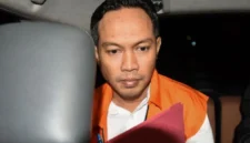 Bupati Cilacap Syamsul Auliya Rachman mengenakan rompi tahanan saat berada di dalam kendaraan usai menjalani pemeriksaan di Gedung Merah Putih KPK, Jakarta. (Istimewa/Wawasannews)