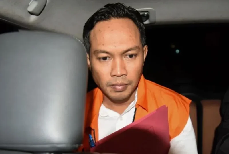 Bupati Cilacap Syamsul Auliya Rachman mengenakan rompi tahanan saat berada di dalam kendaraan usai menjalani pemeriksaan di Gedung Merah Putih KPK, Jakarta. (Istimewa/Wawasannews)