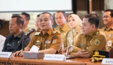 Gubernur Jateng Ahmad Luthfi Saat memberikan pengarahan kepada jajaran Pemkab Pekalongan, di Pekalongan, Senin (9/3/2026). (Istimewa/Wawasannews)