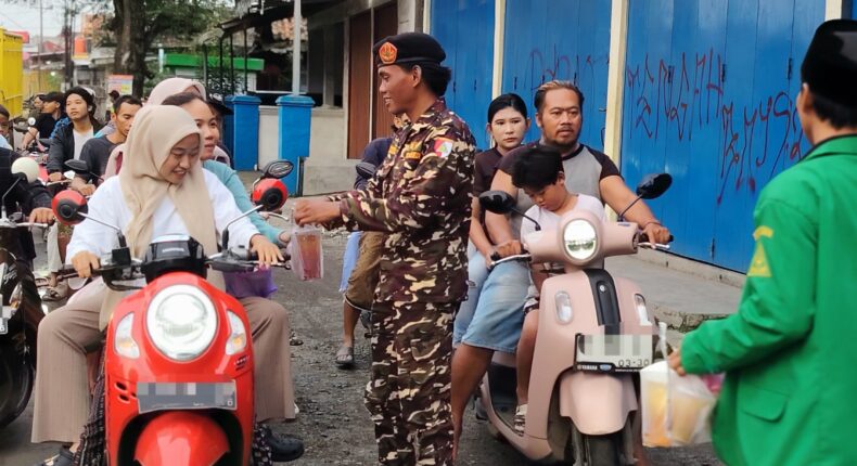 PAC GP Ansor Gemuh Bagikan 300 Paket Takjil Ramadhan untuk Masyarakat di Area MWC NU