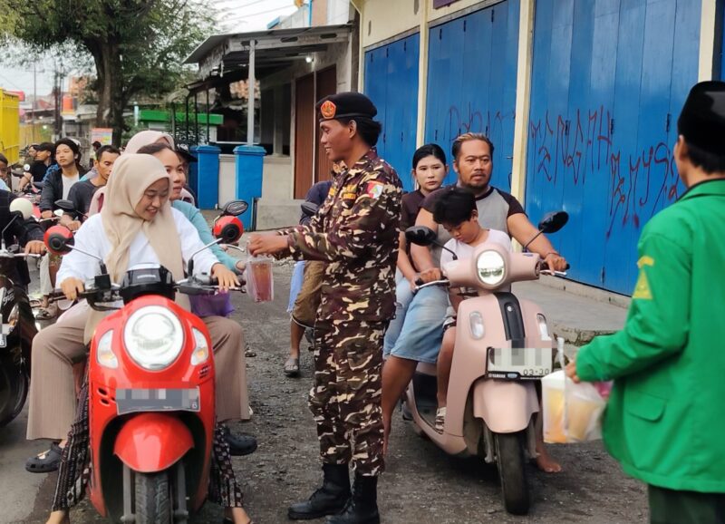 Kader GP Ansor Kecamatan Gemuh membagikan paket takjil kepada pengendara yang melintas di sekitar Gedung MWC NU Gemuh, Minggu (1/3/2026). Foto : Wawasannews