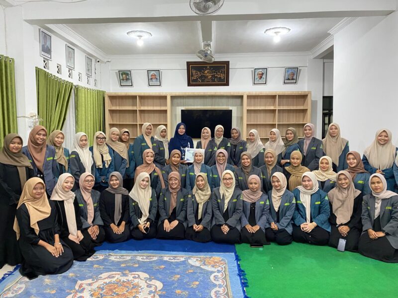 Pengurus PC IPPNU Kabupaten Kendal berfoto bersama usai kegiatan Talkshow di Aula Gedung Aswaja PCNU Kendal, Ahad (1/3/2026). Foto : Wawasannews