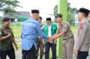 Kapolres Kendal AKBP Hendry Susanto Sianipar berjabat tangan dengan pengurus GP Ansor saat kegiatan Safari Ramadhan di Gedung LP Ma’arif Kendal, Minggu (1/3/2026). Foto : Wawasannews.com