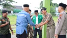 Kapolres Kendal AKBP Hendry Susanto Sianipar berjabat tangan dengan pengurus GP Ansor saat kegiatan Safari Ramadhan di Gedung LP Ma’arif Kendal, Minggu (1/3/2026). Foto : Wawasannews.com