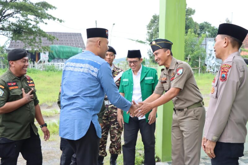 Kapolres Kendal AKBP Hendry Susanto Sianipar berjabat tangan dengan pengurus GP Ansor saat kegiatan Safari Ramadhan di Gedung LP Ma’arif Kendal, Minggu (1/3/2026). Foto : Wawasannews.com