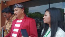 Kuasa hukum korban bersama tim memberikan keterangan kepada awak media usai melaporkan dugaan kasus penipuan dan penggelapan proyek arsitek wisata di Polres Kendal, Senin (2/3/2026). Foto : Wawasannews.com